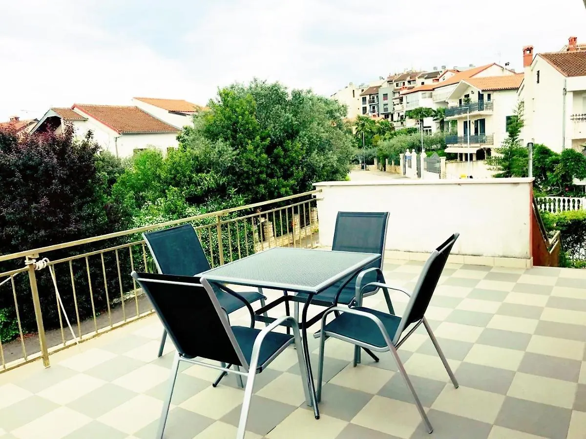 Olive Tree Apartments ロヴィニ